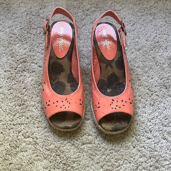 Easy street open toe sandal. - Picture 1 of 3